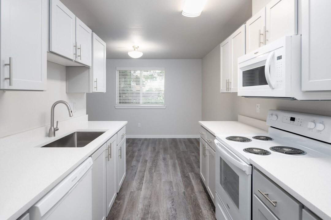 Regency Apartments in Lacey, WA - Foto de edificio