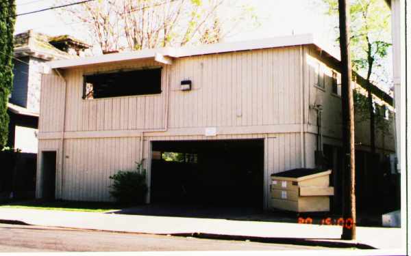 336 E Poplar St in Stockton, CA - Building Photo