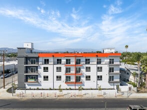Eton View Apartments in Canoga Park, CA - Building Photo - Building Photo