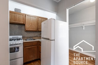 717 W Belmont Ave, Unit 208 in Chicago, IL - Foto de edificio - Building Photo