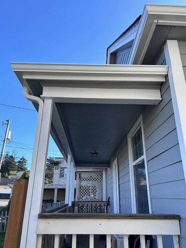 1964 Meade Ave in North Bend, OR - Building Photo - Building Photo
