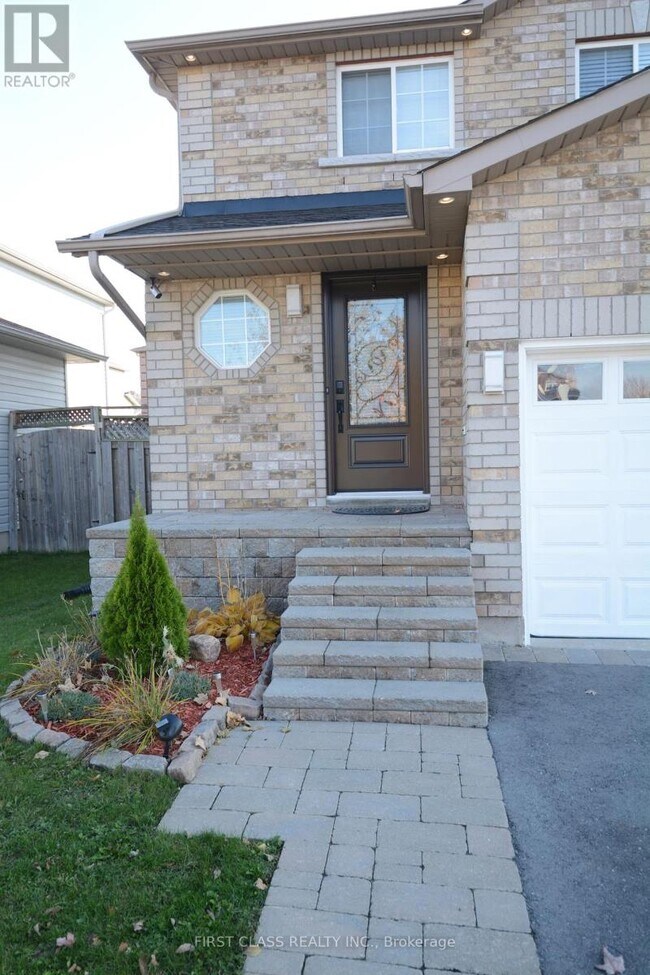 13 Benjamin Ln in Barrie, ON - Building Photo - Building Photo