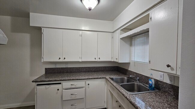 12973 13th St in Chino, CA - Foto de edificio - Building Photo