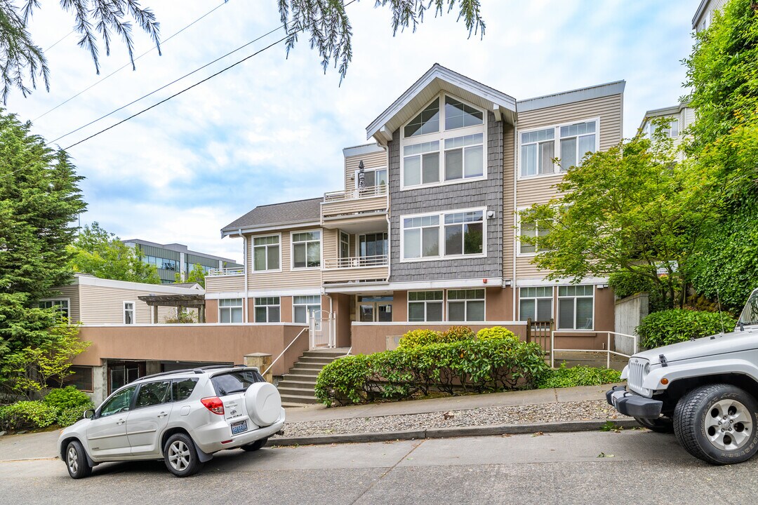 611-1 Highland Dr in Seattle, WA - Building Photo