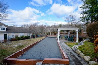 216 4 Seasons Dr in Wayne, NJ - Foto de edificio - Building Photo