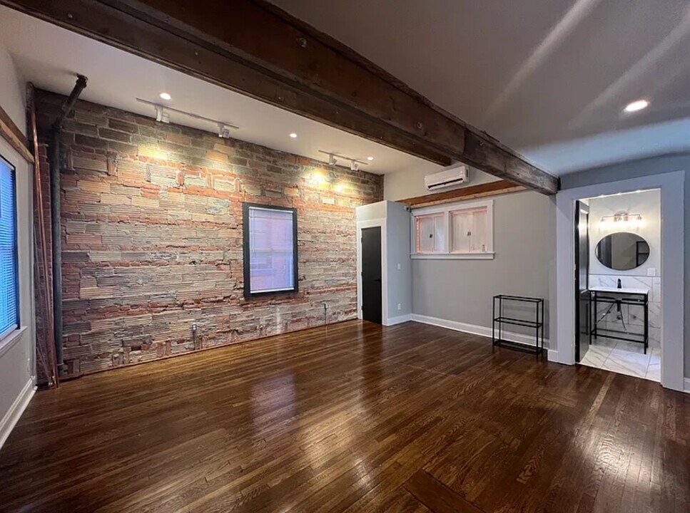 6085 Montgomery Rd in Cincinnati, OH - Building Photo
