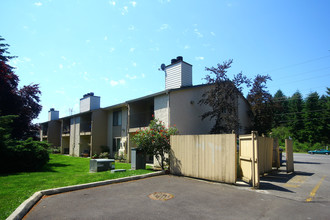 Kingsgate Ridge Manor in Kirkland, WA - Building Photo - Building Photo