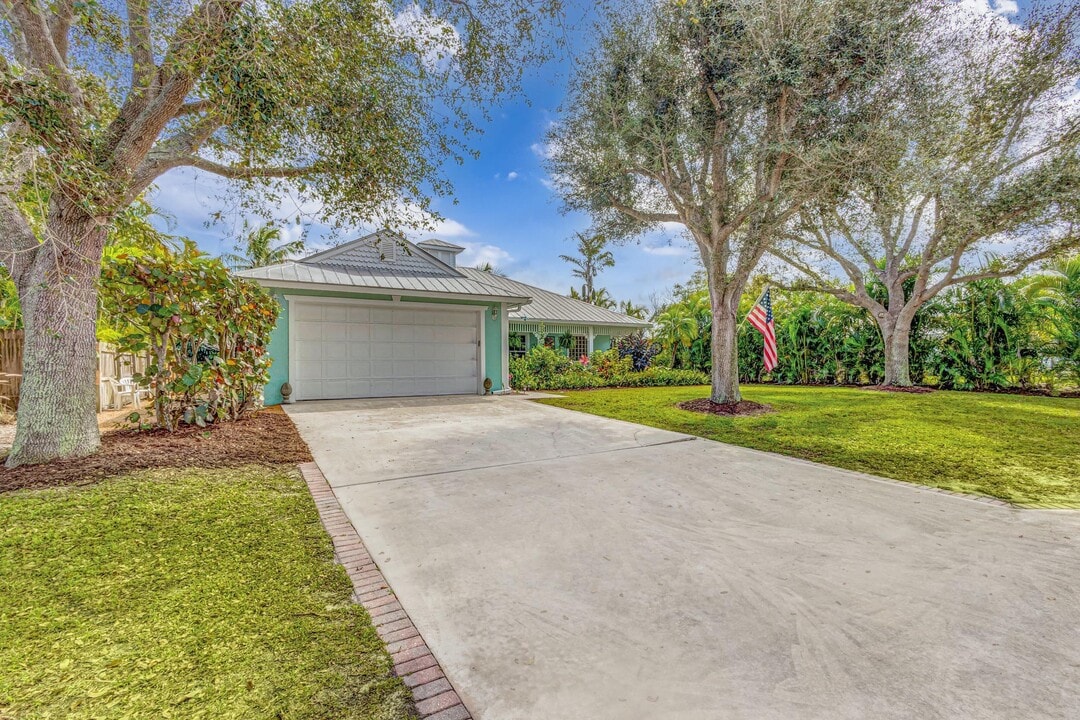 9122 SE Pomona St in Hobe Sound, FL - Building Photo