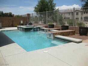 6932 Homing Pigeon Pl in North Las Vegas, NV - Foto de edificio - Building Photo