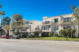 Excalibur Apartments in Van Nuys, CA - Foto de edificio - Building Photo