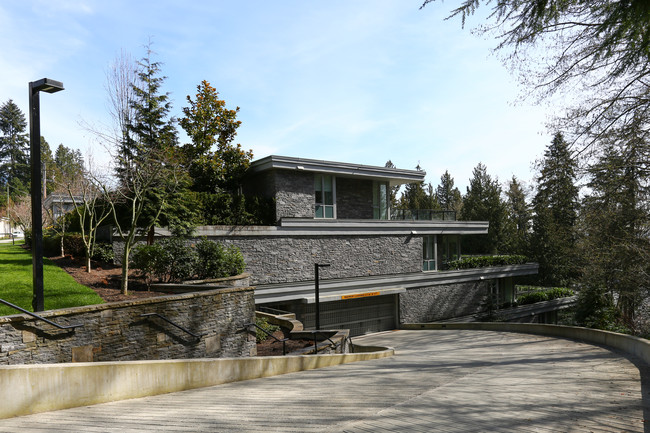 988 Keith Rd in West Vancouver, BC - Building Photo - Building Photo