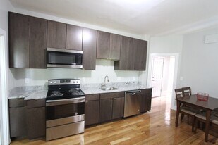 94 E Cottage St, Unit Amazing 4 bed/2 bath, Cats Friendly in Boston, MA - Building Photo