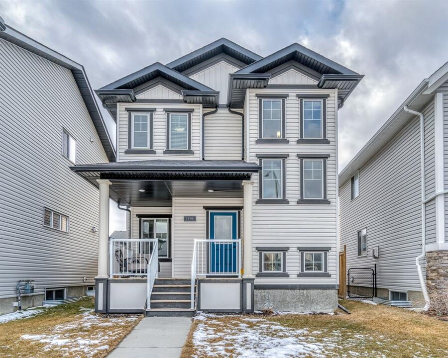1196 Kings Heights Rd SE in Airdrie, AB - Building Photo
