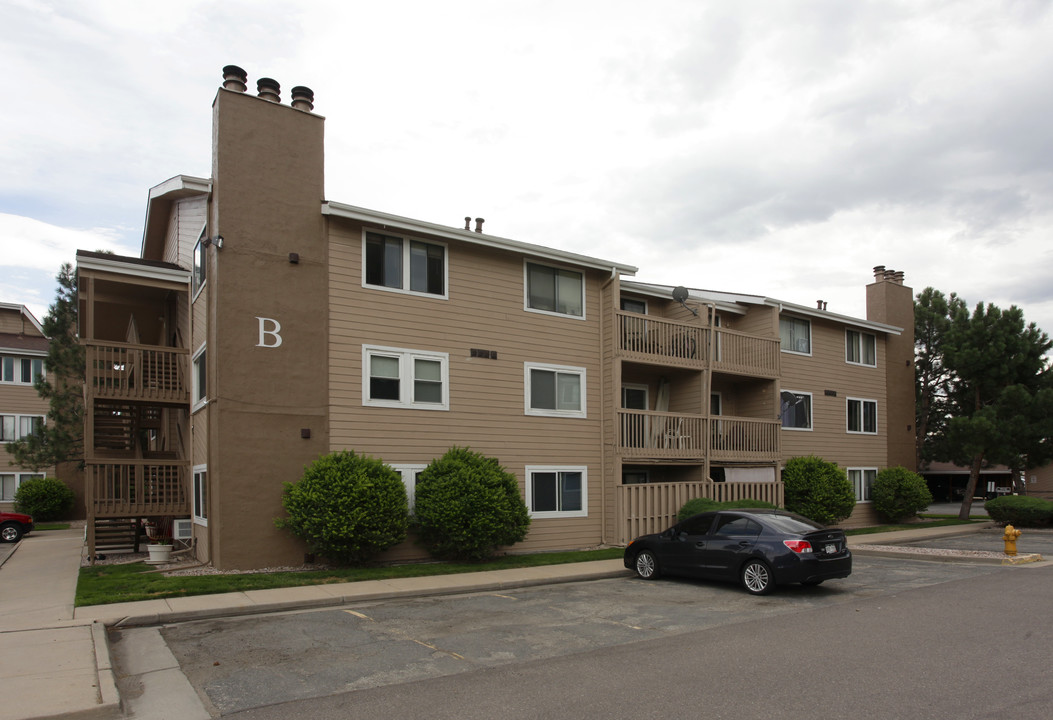 Lake Chalet Condominiums in Denver, CO - Building Photo