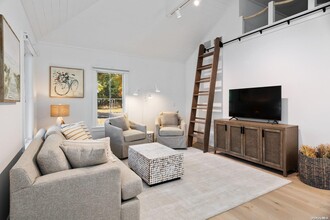 294 Sunset Ave in Westhampton Beach, NY - Foto de edificio - Building Photo
