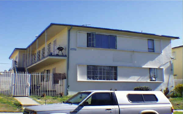 10222 Woodworth Ave in Inglewood, CA - Building Photo - Building Photo