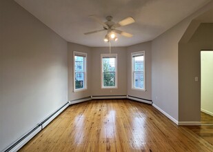 11a Beacon St, Unit 1 in Somerville, MA - Foto de edificio - Building Photo