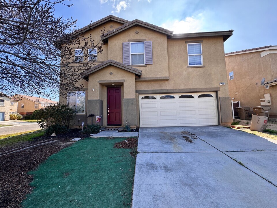 14031 Crystal St in Hesperia, CA - Building Photo