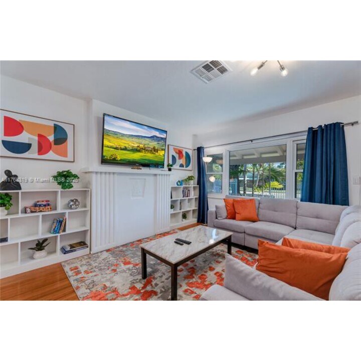 820 SW 26th Rd in Miami, FL - Building Photo