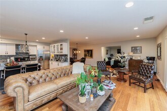 2202 Acacia Park Dr in Lyndhurst, OH - Foto de edificio - Building Photo