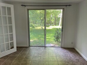 250 Woodbine Rd in Stamford, CT - Building Photo - Building Photo