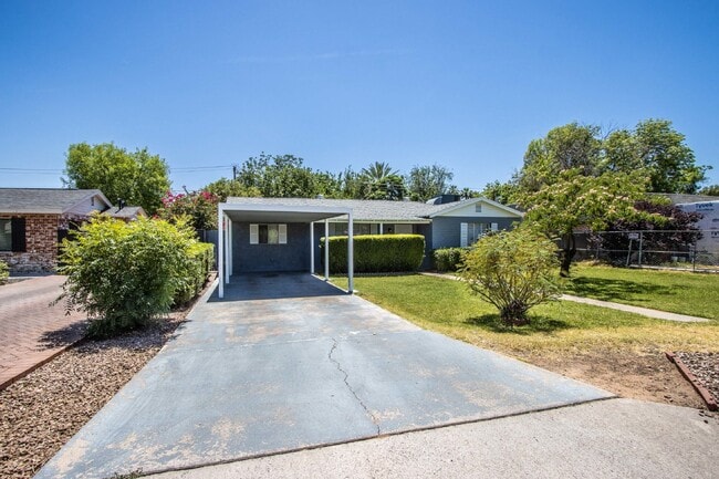 property at 3023 E Mulberry Dr