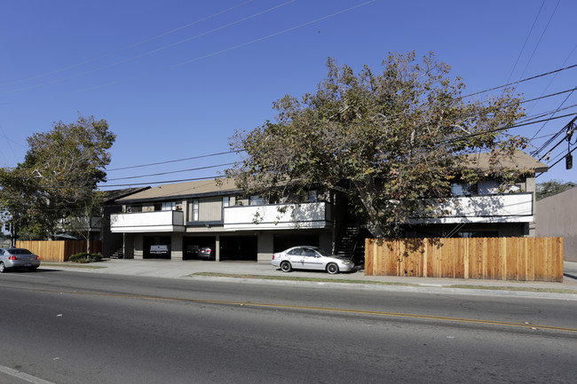 825 E Chestnut St in Santa Ana, CA - Building Photo - Building Photo