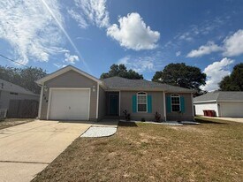 329 Strawbridge Dr in Crestview, FL - Building Photo