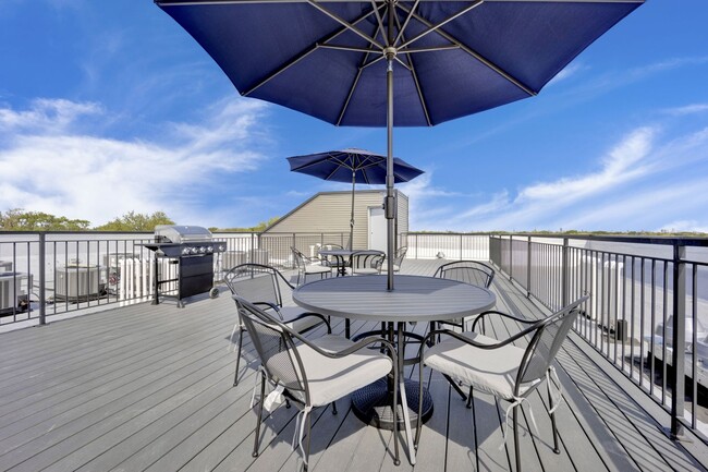 4350 W Lawrence Ave, Unit 303 in Chicago, IL - Building Photo - Building Photo