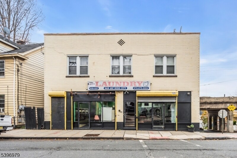 537 Scotland Rd in Orange, NJ - Building Photo