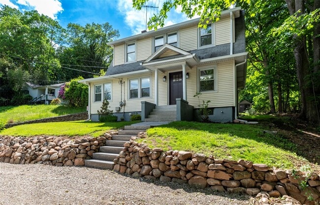 17 S Airmont Rd in Airmont, NY - Foto de edificio - Building Photo