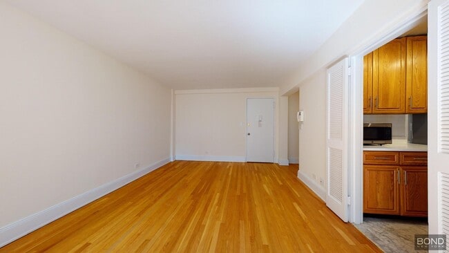 305 W 13th St in New York, NY - Building Photo - Building Photo