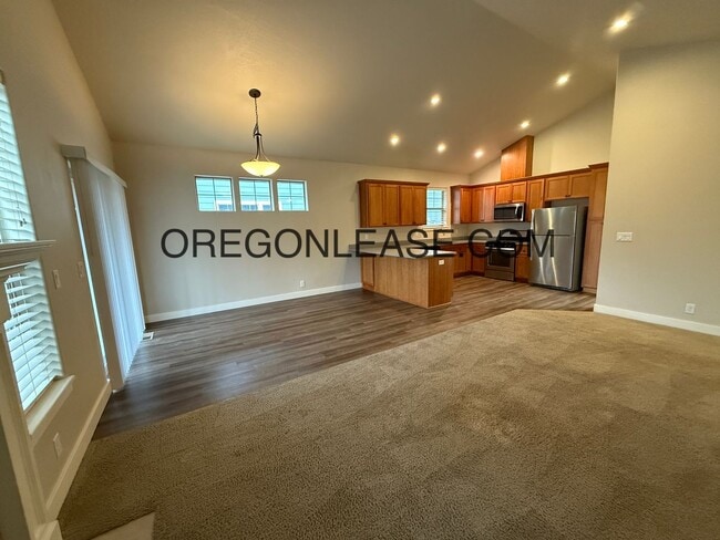 1983 Cedar Brook Dr in Eugene, OR - Building Photo - Building Photo