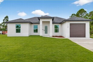 1108 Eauclaire St E in Lehigh Acres, FL - Building Photo