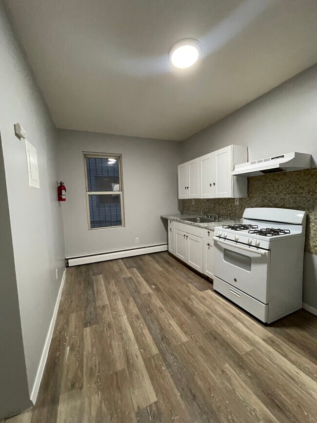 1104 Grove St, Unit 2 in Irvington, NJ - Foto de edificio - Building Photo