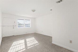 1251 NW 59th St in Miami, FL - Building Photo - Building Photo