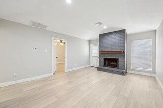 Woodland Park Townhomes in Beaumont, TX - Foto de edificio - Building Photo