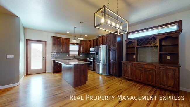 Beautiful 4 Bed 3.5 Bath House with 3-stall attached garage and fenced backyard on West side in Sioux Falls, SD - Building Photo - Building Photo