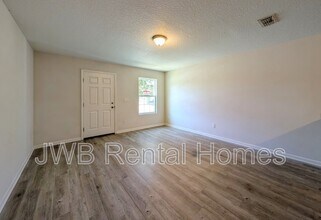 8452 McGirts Village Ln in Jacksonville, FL - Building Photo - Building Photo
