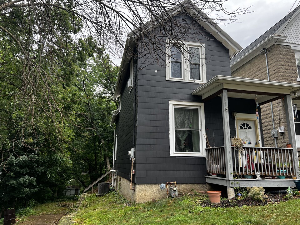 2156 N Main St in Dubuque, IA - Foto de edificio