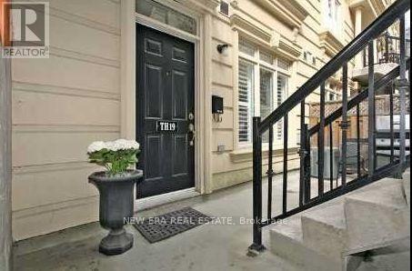 88-88 Carr St in Toronto, ON - Building Photo - Building Photo