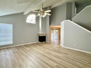 9418 Westacre Pl in Houston, TX - Building Photo - Building Photo