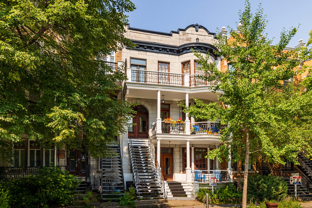 4085 Saint-Hubert Rue in Montréal, QC - Building Photo