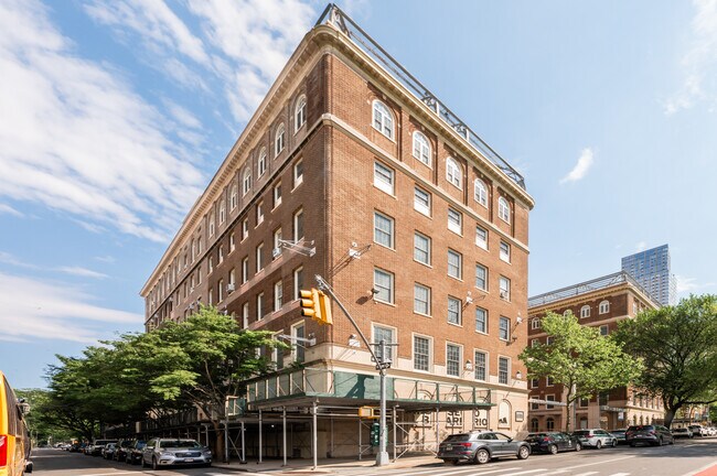 1 E 104th St in New York, NY - Building Photo - Building Photo
