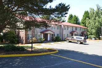 Carriage Apartments in Salem, OR - Building Photo - Building Photo