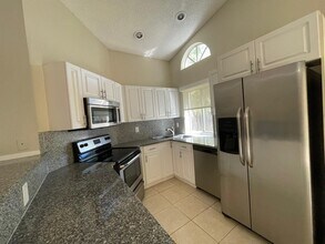 1356 Seagrape Cir in Weston, FL - Foto de edificio - Building Photo