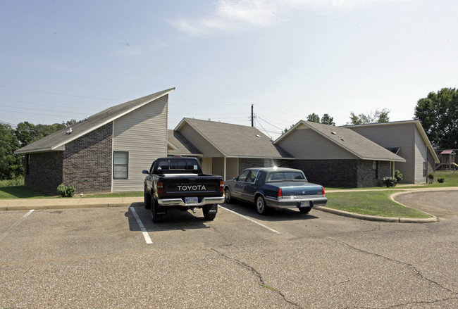 White Oak Apartments in Byhalia, MS - Building Photo - Building Photo