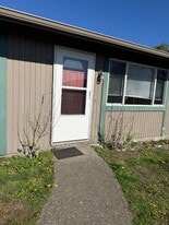 700 1th SW 1-3 in Bandon, OR - Building Photo