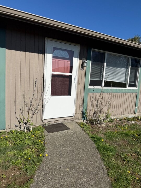 700 1th SW 1-3 in Bandon, OR - Building Photo