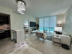 950 Brickell Bay Dr in Miami, FL - Building Photo - Building Photo